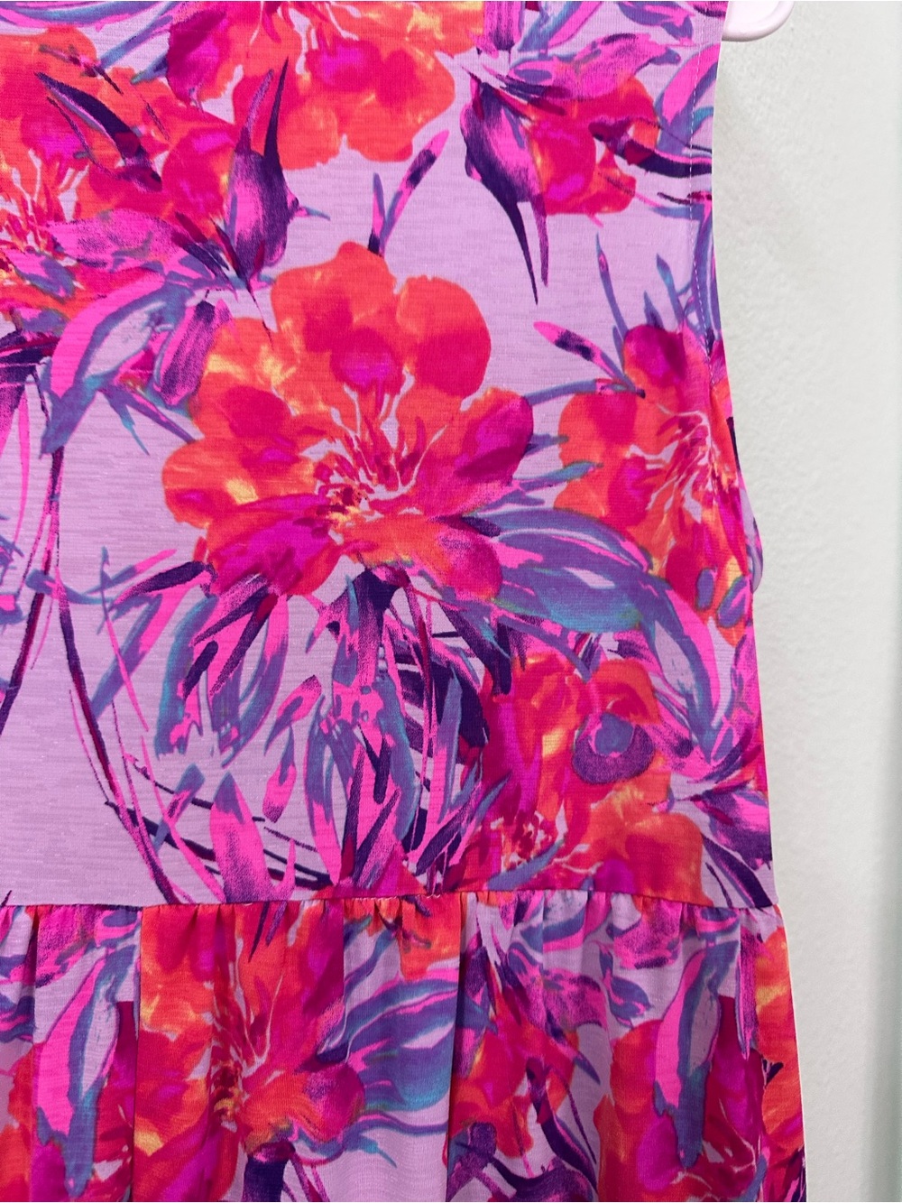 Dear Scarlett Vibrant Floral V-Neck Dress Medium - Picture 6 of 6
